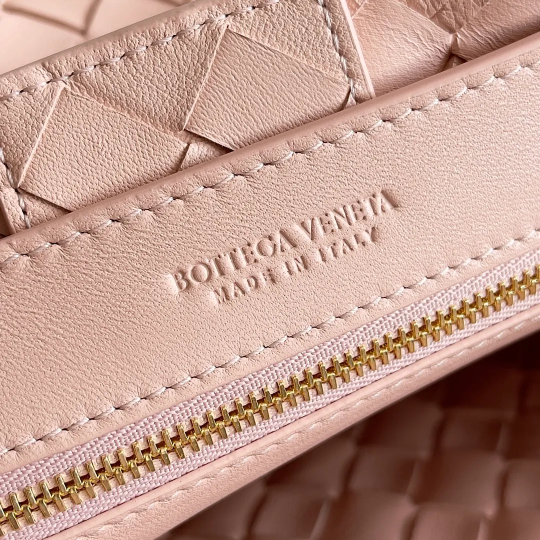 The 2023 new Andiamo batch of 1860 BV has been shipped‼ ️Really popular🔥The new Andiamo woven handbag launched by Bottega Veneta this season is really popular all over the world! ! Celebrities at home and abroad have worn it, and Oscar-winning actress Michelle Yeoh has taken it out on the street. Song Jia, Trai Yara, Yu Feihong, Sanji Ayaka, Rosie Hunting-Whiteley, Yoshioka Riho, etc. have all picked up this bag. It is classic and versatile, showing off its temperament, and the bag capacity is also large, which is very convenient for daily commuting! ! A variety of carrying methods, the shoulder straps can be adjusted by yourself, the original lambskin feels soft and delicate, and the unisex style breaks gender boundaries and brings a more practical and longer-lasting use experience. Andiamo, which has both elegant and casual styles, perfectly interprets the true appearance of "fashionable old money style". Style number: 743568 Size: 25*22*10.5cm